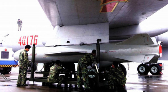 圖文:解放軍轟-6H加掛鷹擊-63反艦導彈