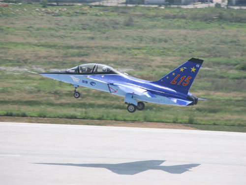 中國新一代超音速教練機獵鷹03號首飛成功[組圖]