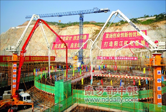 12月16日,我國最大核電項目在廣東陽江開工建設(shè)。中共中央政治局委員、廣東省委書記汪洋啟動第一罐混凝土布料機按鈕。該項目總投資近700億元人民幣,采用中國品牌核電技術(shù)CPR1000。<I>&#</I>10;　　供圖CFP