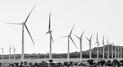 圖為新疆華電布爾津風(fēng)電有限公司一期項目正在加緊建設(shè)中。新華社記者 沈橋攝 